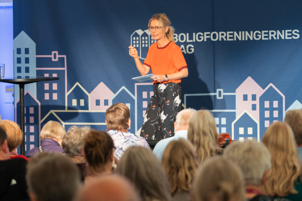 Anne Glad som konferencier til Boligforeningernes Dag i Aarhus 2025