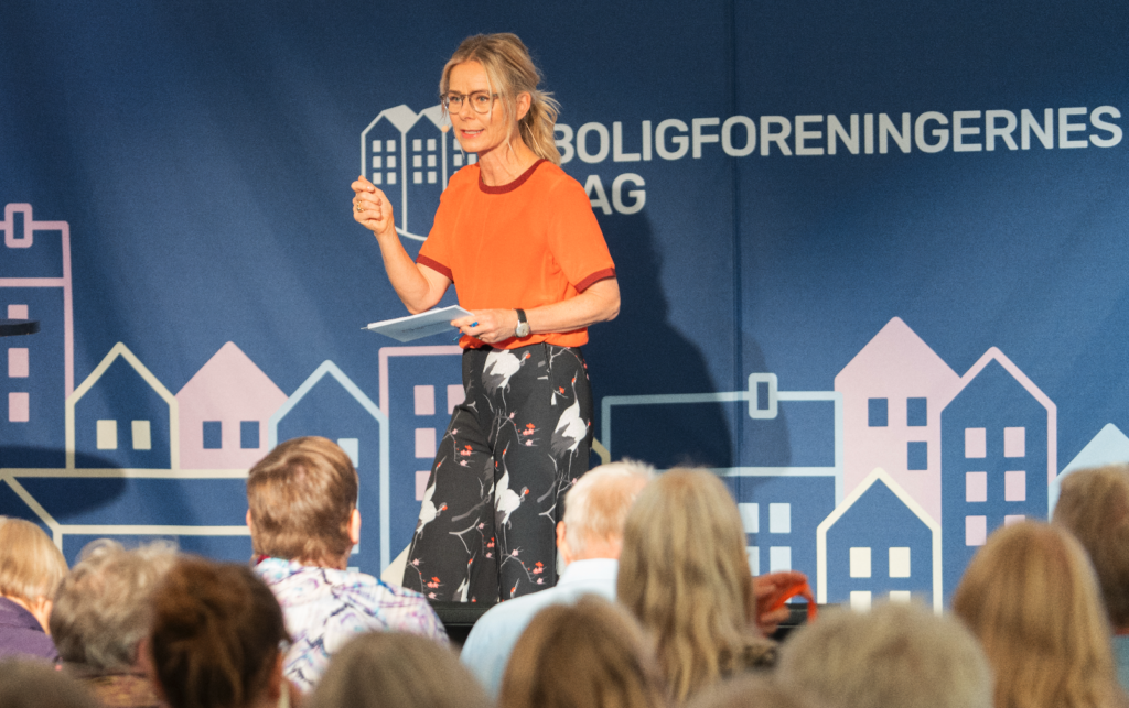 Anne Glad som konferencier til Boligforeningernes Dag i Aarhus 2025