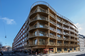 Aarhus Blikkenslagerfirma ApS_Bygning i solskin