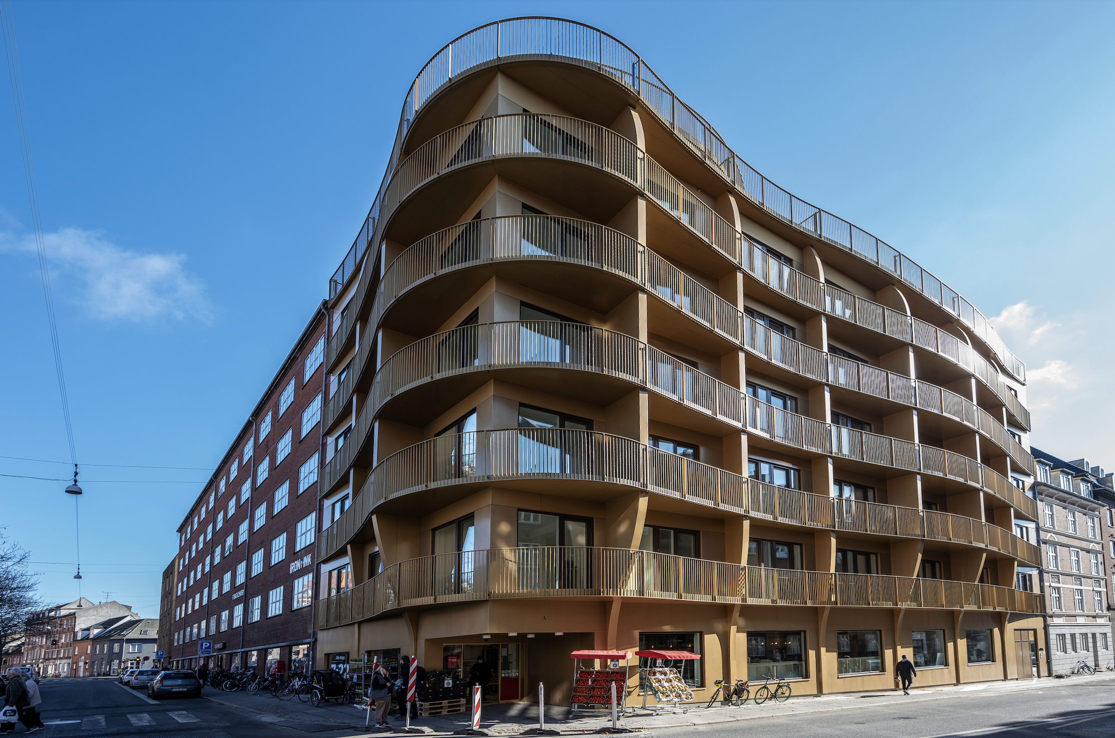 Aarhus Blikkenslagerfirma ApS_Bygning i solskin